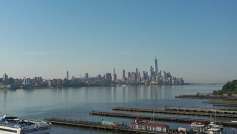 Eine-Drohnenansicht-Des-Hudson-River-Von-Der-Nj-seite-Am-Frühen-Morgen