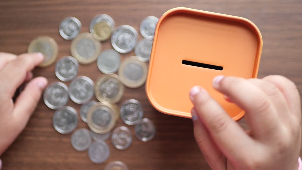 niña y niña acumulan monedas para ahorrar