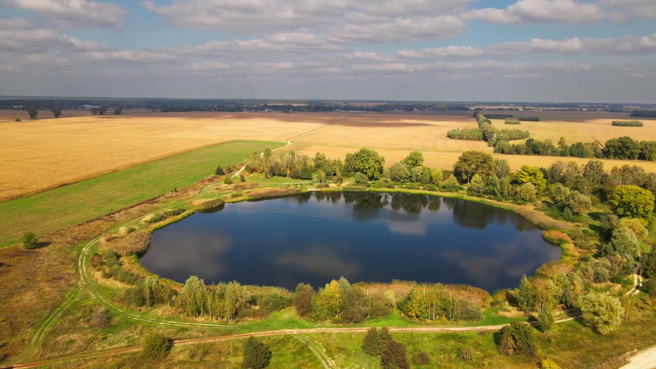 은 가을 날에 그림 같은 둥근 호수의 공중 풍경.