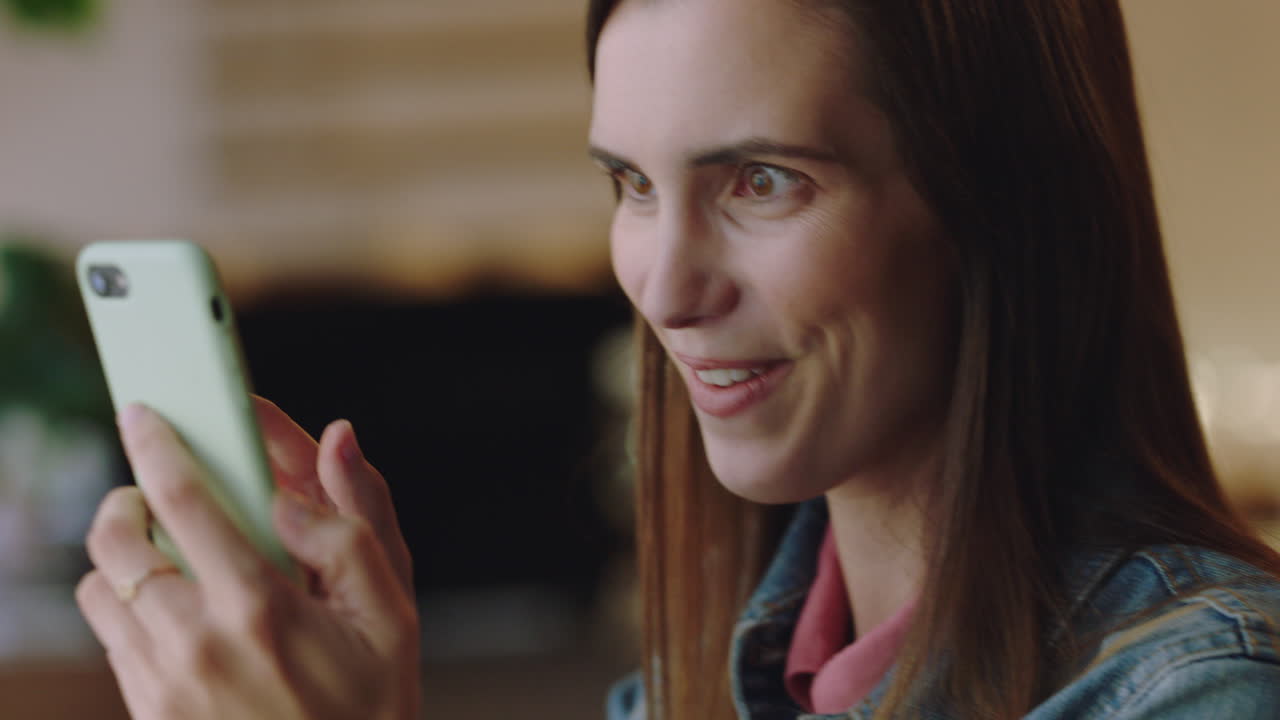 mujer hermosa usando un teléfono inteligente en una cafetería bebiendo café disfrutando de la navegación en línea leyendo mensajes de redes sociales en el teléfono móvil compartiendo un estilo de vida relajante