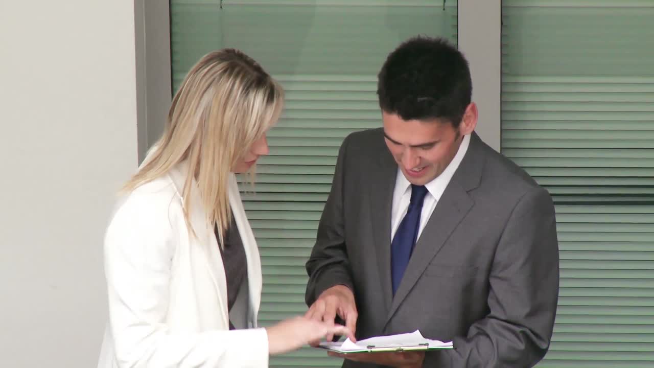 Professionisti che parlano di report in un edificio