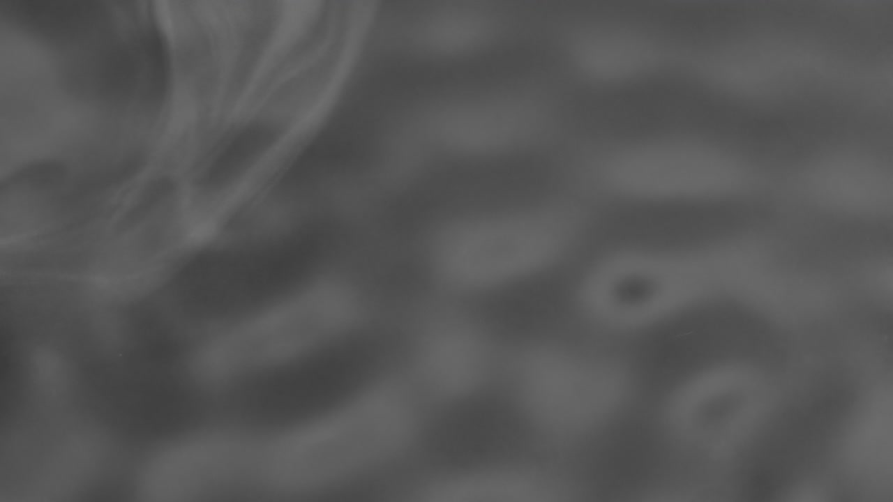 액체의 표면에 스플래시와 물방울, 추상적인 검은 배경 물 진동, 4k 느린 동작, 100fps, 42bits, 10bits