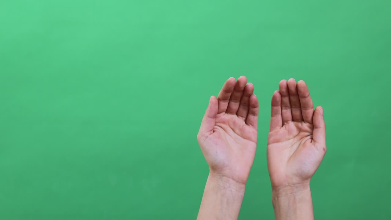 손은 녹색 크로마 키에 몇 가지 기호 수치를 하고