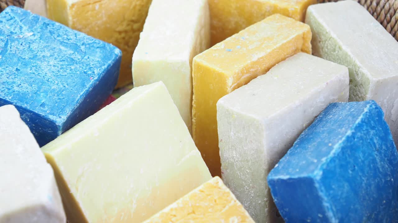 바구니 에 여러 가지 다채로운 손으로 만든 비누