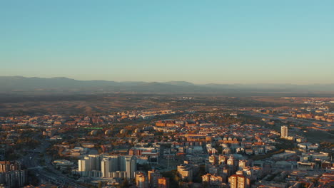 Toma-Panorámica-Aérea-Del-Barrio-Residencial-De-Valverde.-Edificios-Iluminados-Por-La-Luz-Brillante-Del-Sol-Poniente.