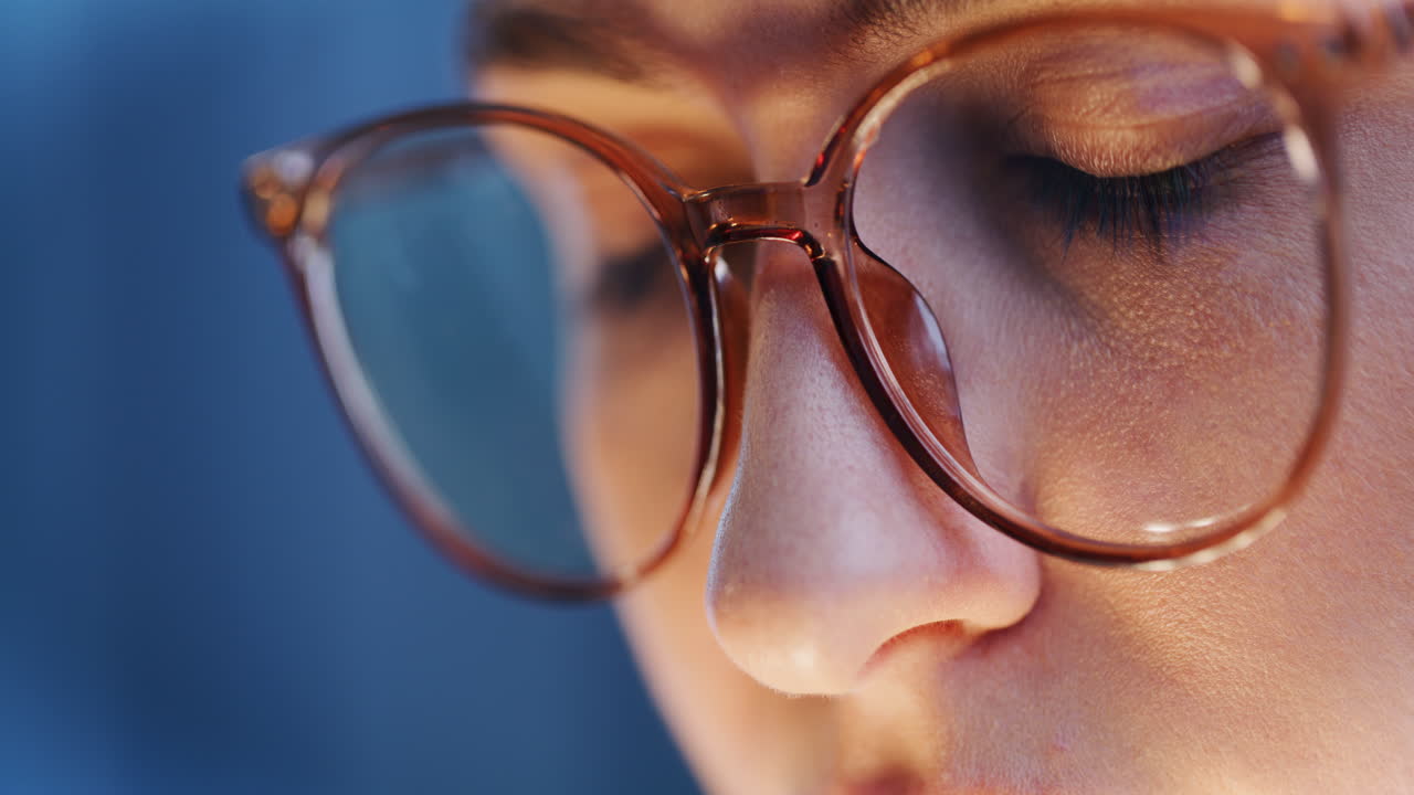 rostro de una mujer concentrada trabajando en una computadora portátil en la oficina