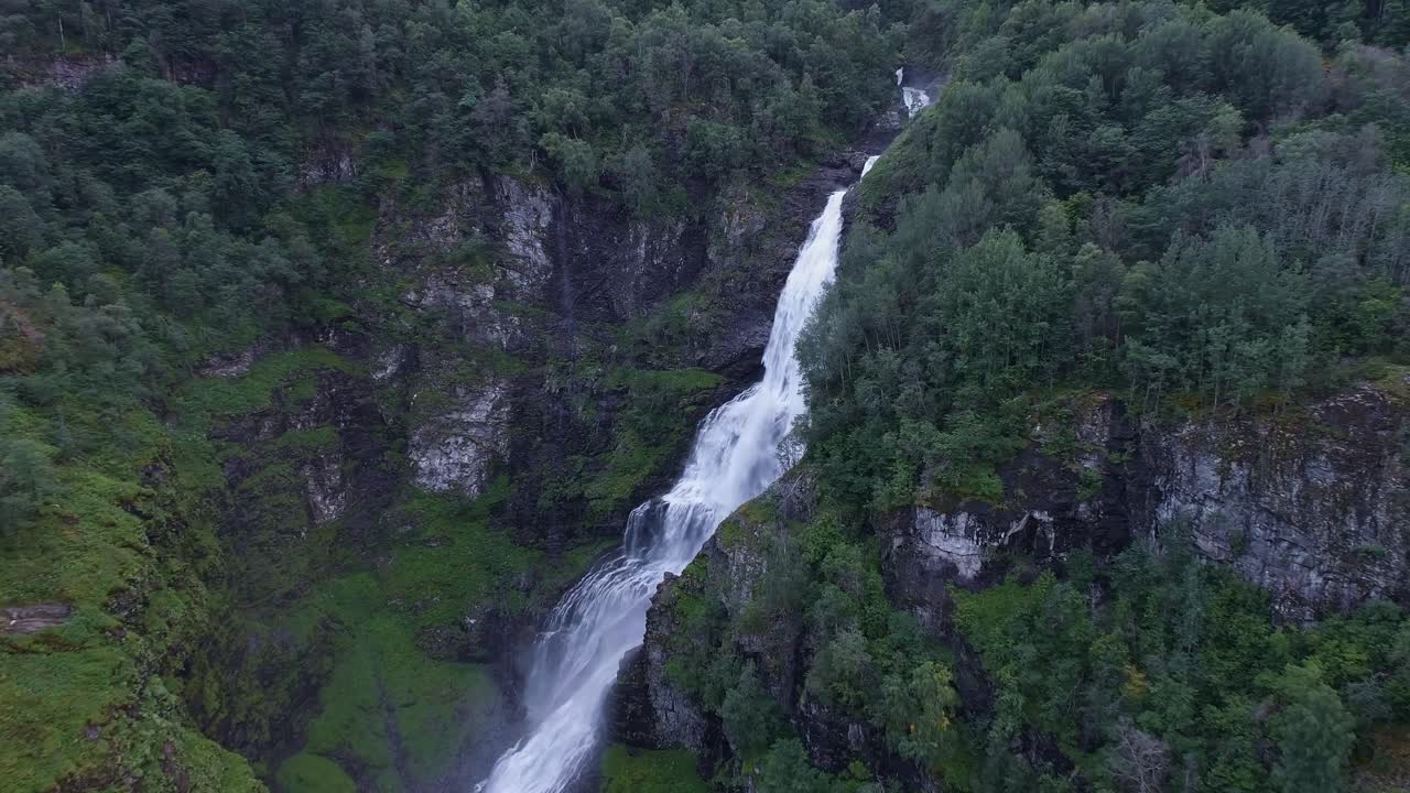 cascada en noruega disparada por un dron