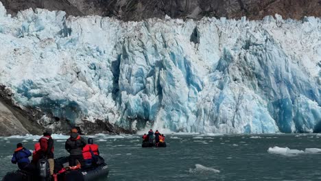 turistas en botes zodiac son testigos del desprendimiento del glaciar sawyer en alaska