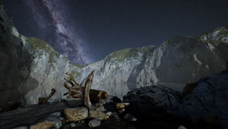 Hyperlapse-Des-Nächtlichen-Sternenhimmels-Mit-Berg--Und-Meeresstrand-Auf-Den-Lofoten,-Norwegen