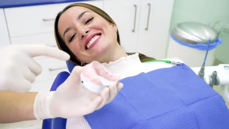 dentista anónimo examinando los dientes del paciente