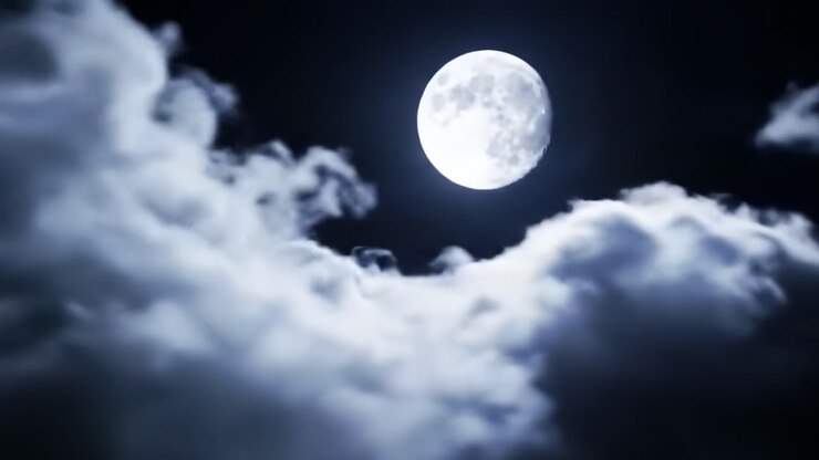 Uma Vista Deslumbrante da Lua Cheia Brilhando Intensamente Através de Nuvens Finas em uma Noite Escura, Criando uma Atmosfera Mágica e Serena para Todos Admirarem