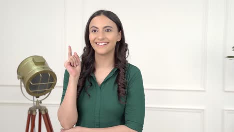 mujer india pensativa tiene una idea