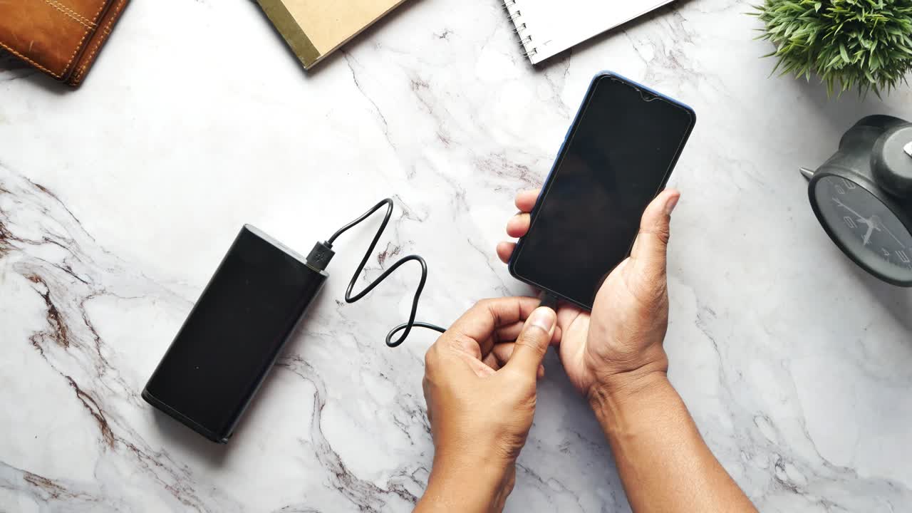 cargar un teléfono inteligente con un banco de energía