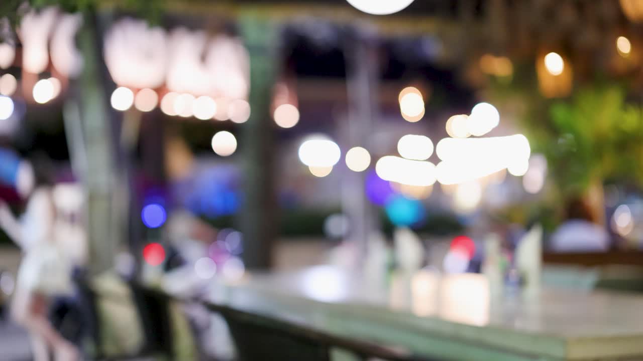 태국의 활기찬 야간 거리 장면에서 흐릿한 불과 차량