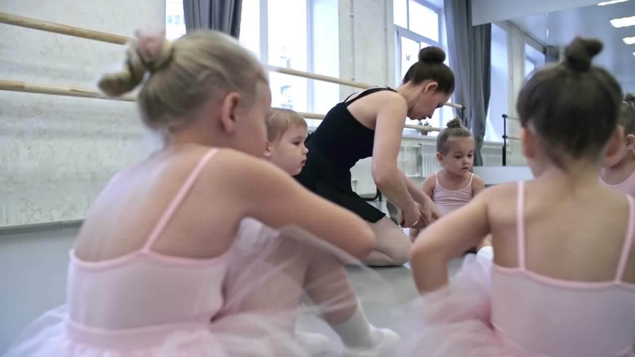 함께 발레 수업을 준비하는 것