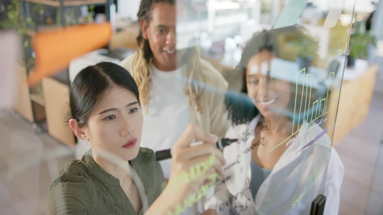 다양한 행복한 캐주얼 비즈니스 동료들이 벽에 메모를 작성하고, 사무실에서 브레인스토밍하고, 슬로우 모션