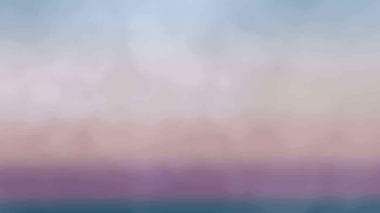 el atardecer sereno los colores vibrantes se reflejan en las aguas tranquilas, el barco a la deriva pacíficamente