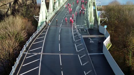 Caridad-Santa-Dash-Divertido-Atropellar-Runcorn-Jubileo-De-Plata-Puente-Vista-Aérea-Descendiente-Inclinar-Hacia-Arriba