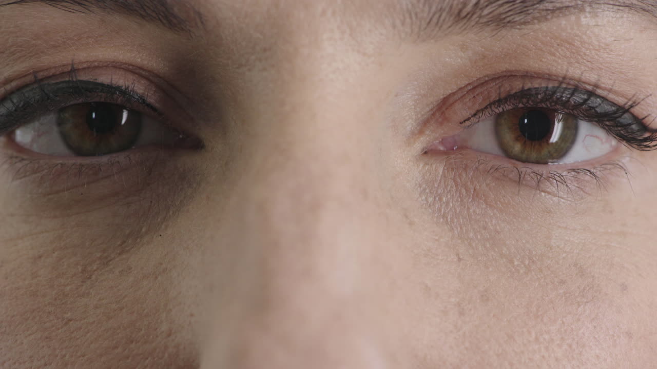 cerrar los ojos de una mujer hermosa que se abre usando maquillaje cosméticos belleza óptica humana