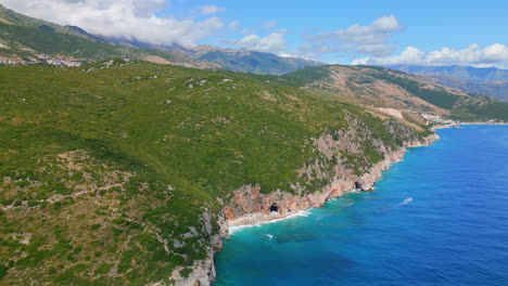 Luftdrohnenaufnahme-Aus-Einem-Hohen-Winkel-über-Den-Strand-Und-Die-Höhlen-Von-Gjipe-In-Albanien-An-Einem-Bewölkten-Tag