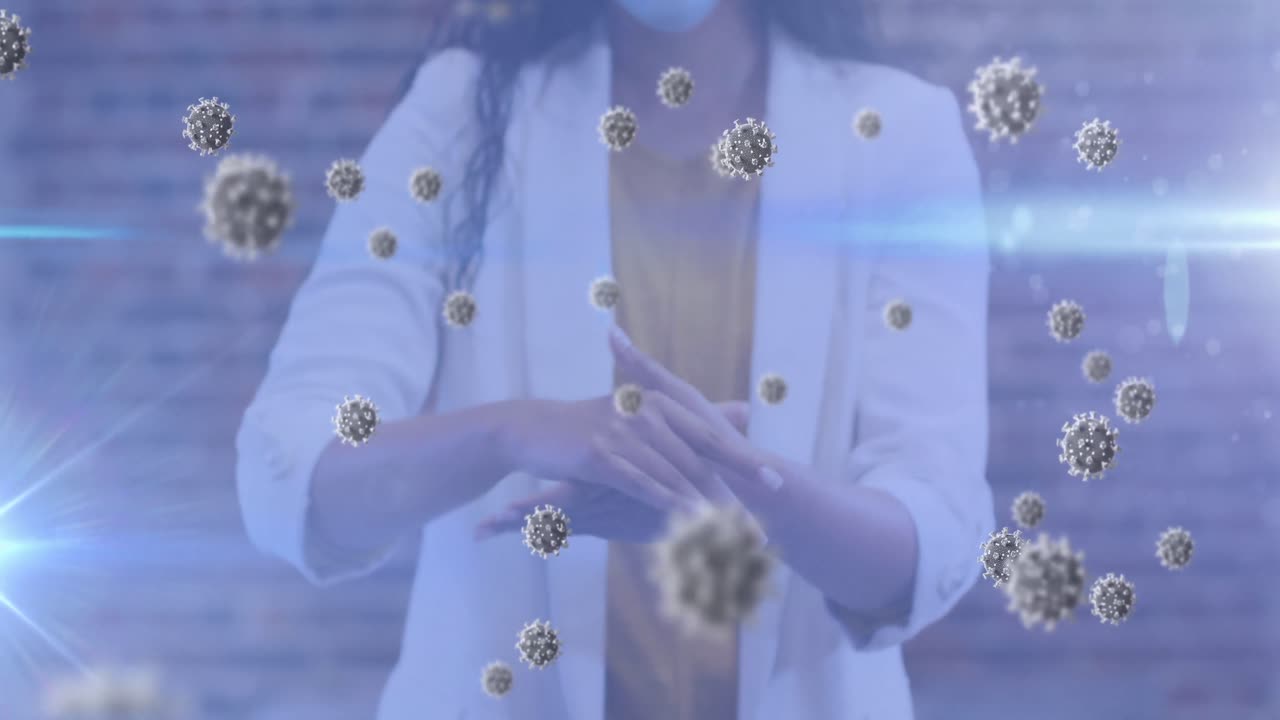 animación de la caída de las células de covid-19 sobre una mujer biracial