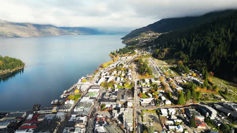 Queenstown-And-Lake-Wakatipu-Duing-Summer-In-South-Island,-New-Zealand