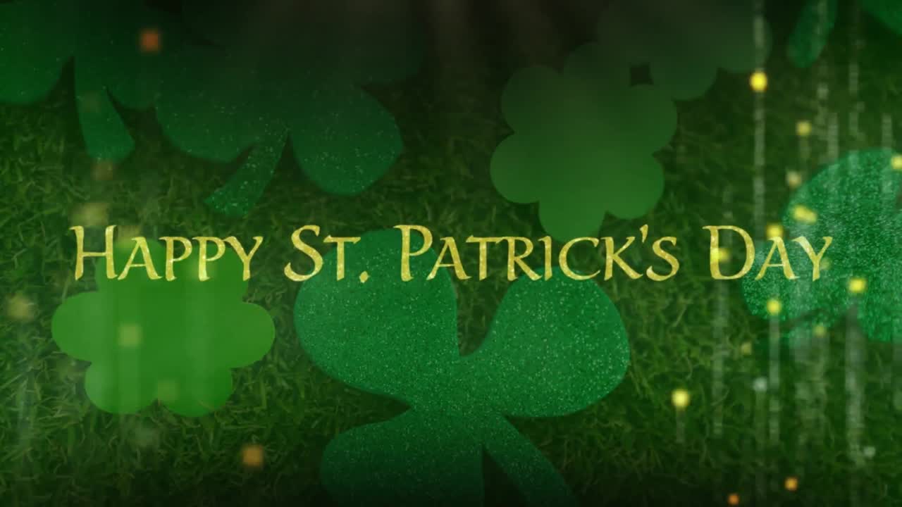 Scritta Buon San Patrizio in lettere dorate con foglie di trifoglio sullo sfondo