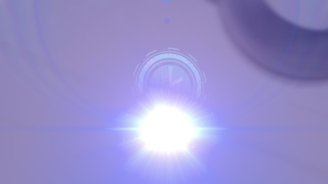 흐릿한 배경에 빛의 흔적 위의 시계와 함께 회전하는 안전 잠금의 애니메이션