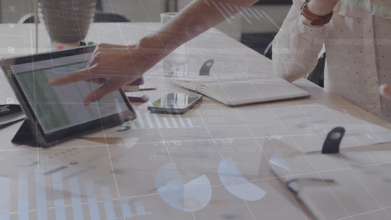 사무실에서 태블릿을 사용하는 중간 계층의 여성에 대한 통계 데이터 처리의 애니메이션