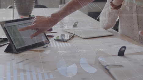 animación de procesamiento de datos estadísticos contra la sección media de mujeres que usan tableta en la oficina