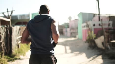 vista trasera del hombre corriendo por la calle