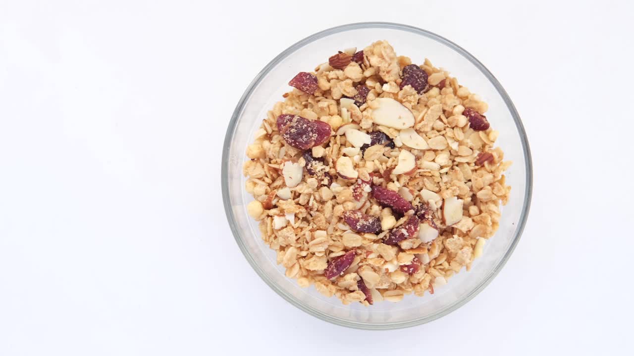 granola en un cuenco de vidrio