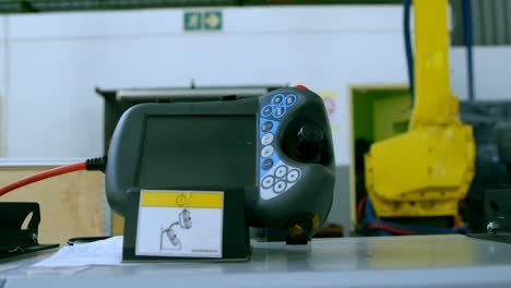 primer plano del control remoto robótico en el almacén 4k