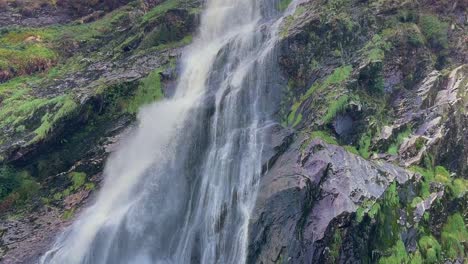 Eine-4K-Aufnahme-Des-Powerscourt-Wasserfalls-In-Wicklow,-Irland