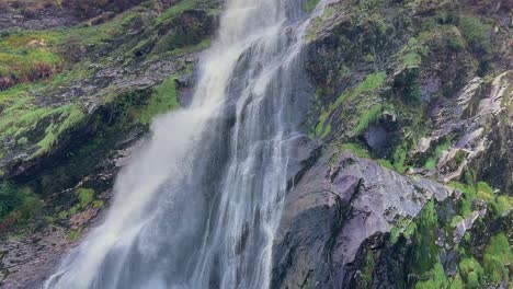 una toma de 4k de la cascada de powerscourt wicklow irlanda