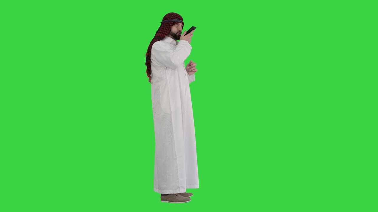 아라비아 사업가 음성 메시지를 녹음하거나 녹색 화면에서 음성 디지털 보조를 사용하여 크로마 키