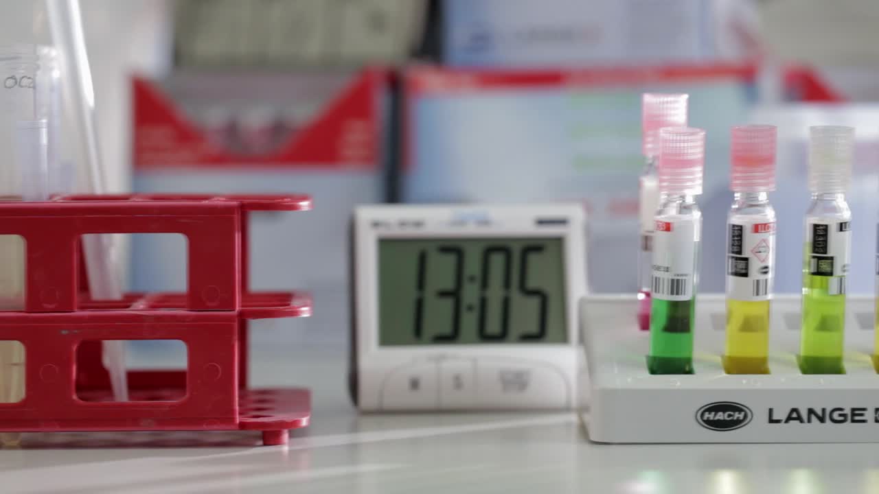 장비가 있는 실험실 벤치를 따라 추적