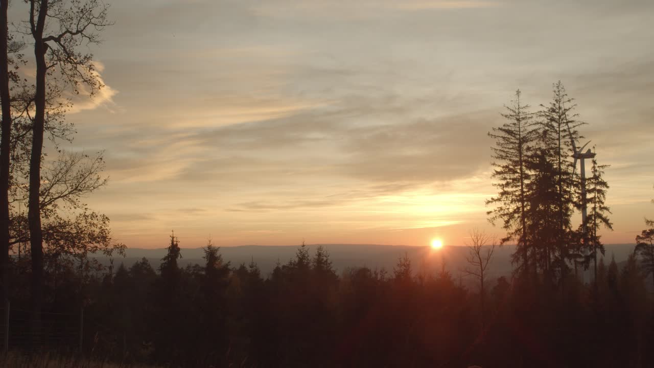puesta de sol sobre un bosque en hesse con hermosas nubes en el cielo