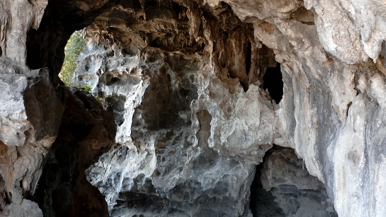 formación de rocas de cuevas naturales, estalactitas interiores de cuevas de montaña kárstica asiática