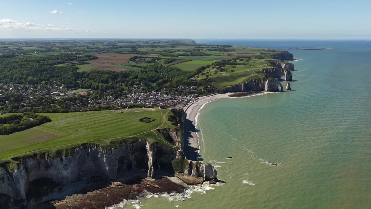 Klippen von Étretat in der Normandie, Frankreich. Französische Küste am Ärmelkanal, Luftaufnahme mit Drohne.