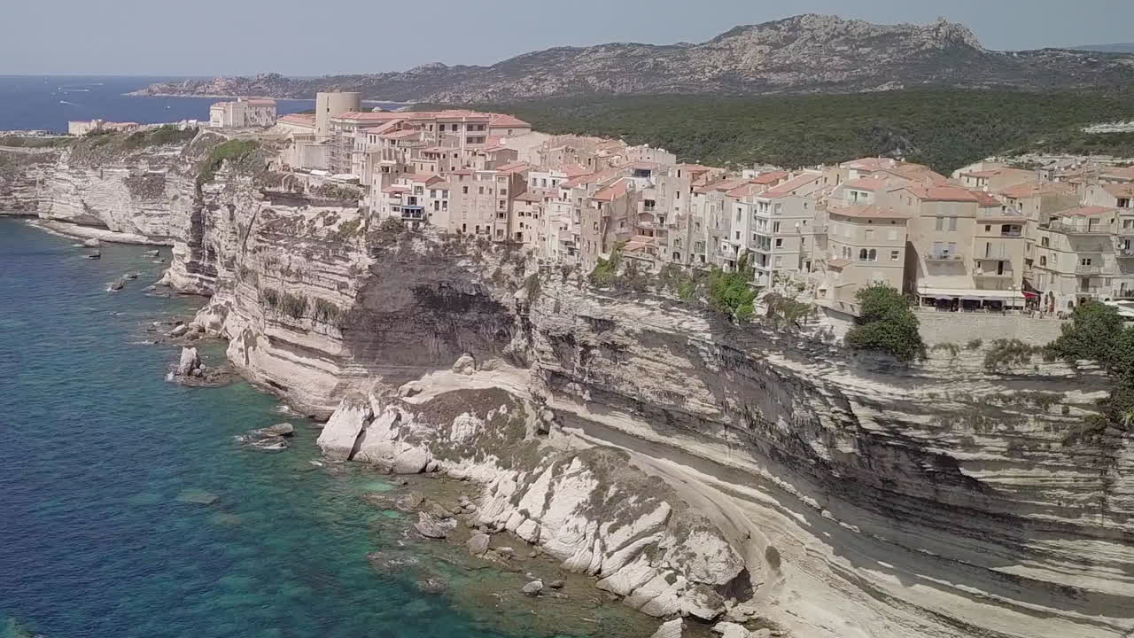 보니파시오 건물의 해변에서 이동하는 항공 영상