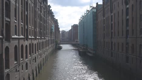 A-Nice-Quite-Morning-In-The-Hamburg-Hafen,-Hamburger-Hafen,-Hafen-City-In-Germany