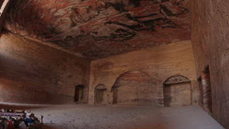 Langsamer-Schwenk-Nach-Rechts-Der-Halle-Im-Tempel-In-Petra,-Jordanien