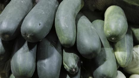 pepino fresco en la tienda de verduras para la venta por la noche