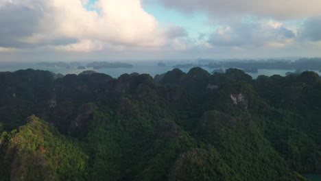 Antena-De-Isla-Deshabitada-Y-Archipiélago-En-El-Horizonte-En-La-Bahía-De-Ha-Long,-Vietnam