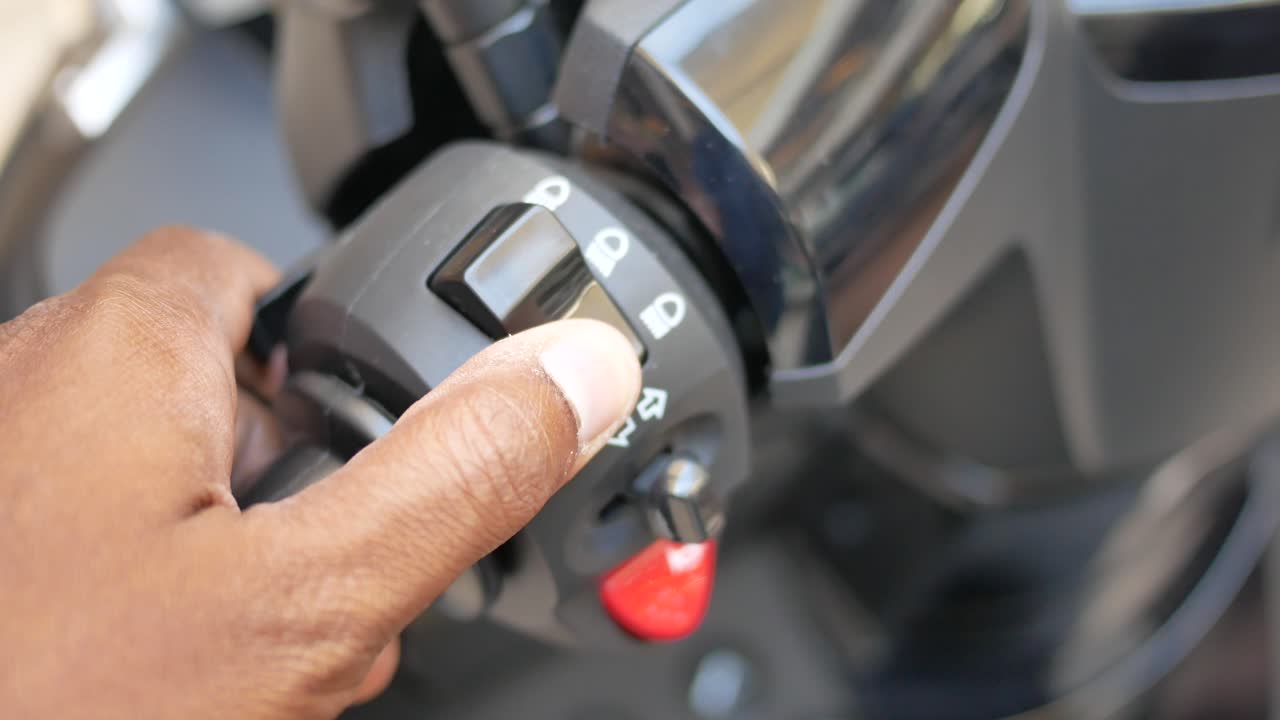 la mano de un hombre girando la llave para arrancar una motocicleta