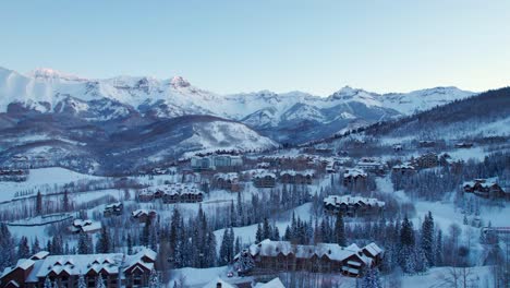 Die-Sonne-Geht-über-Berggipfeln-Im-Skidorf-In-Telluride,-Co.-Auf