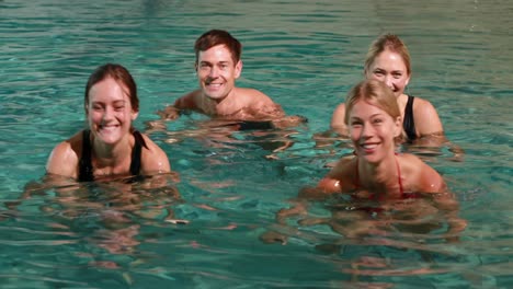 Vier-Lächelnde-Menschen-Machen-Wassergymnastik-Im-Schwimmbad