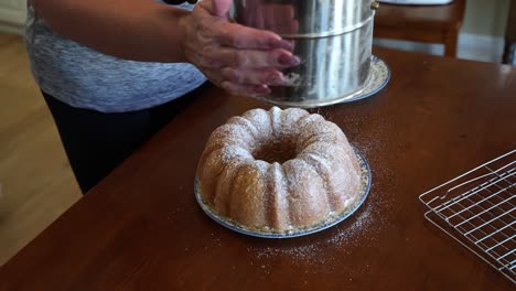 Puderzucker-über-Einen-Kentucky-Butterkuchen-Streuen---Slow-Motion-Pound-Cake-Serie