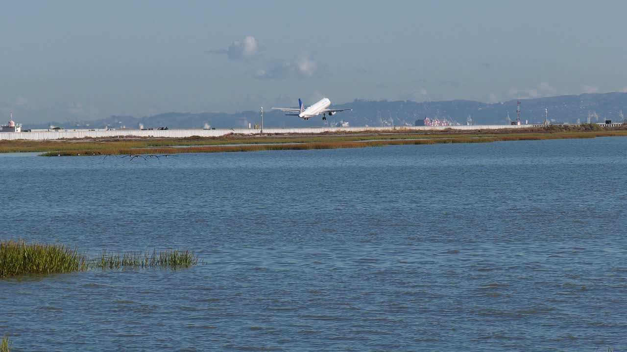 비행기가 활주로에서 이륙합니다.